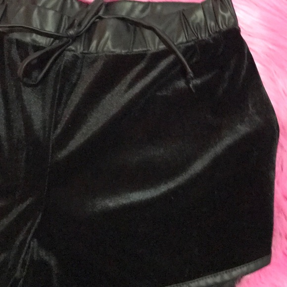 Velvety shorts - Picture 3 of 6
